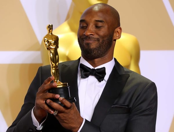 El ex NBA Kobe Bryant con su premio por “Dear Basketball” (REUTERS/Mike Blake)