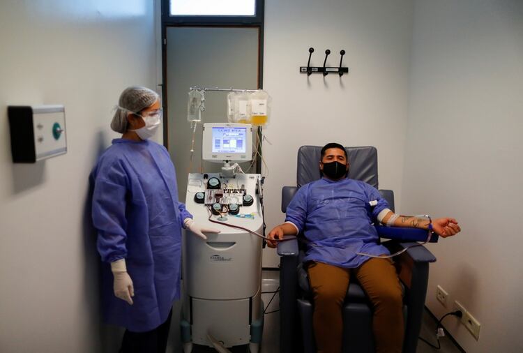 Un donante voluntario de plasma convaleciente, paciente recuperado de COVID-19, en el hospital El Cruce, Florencio Varela (REUTERS/Agustin Marcarian)