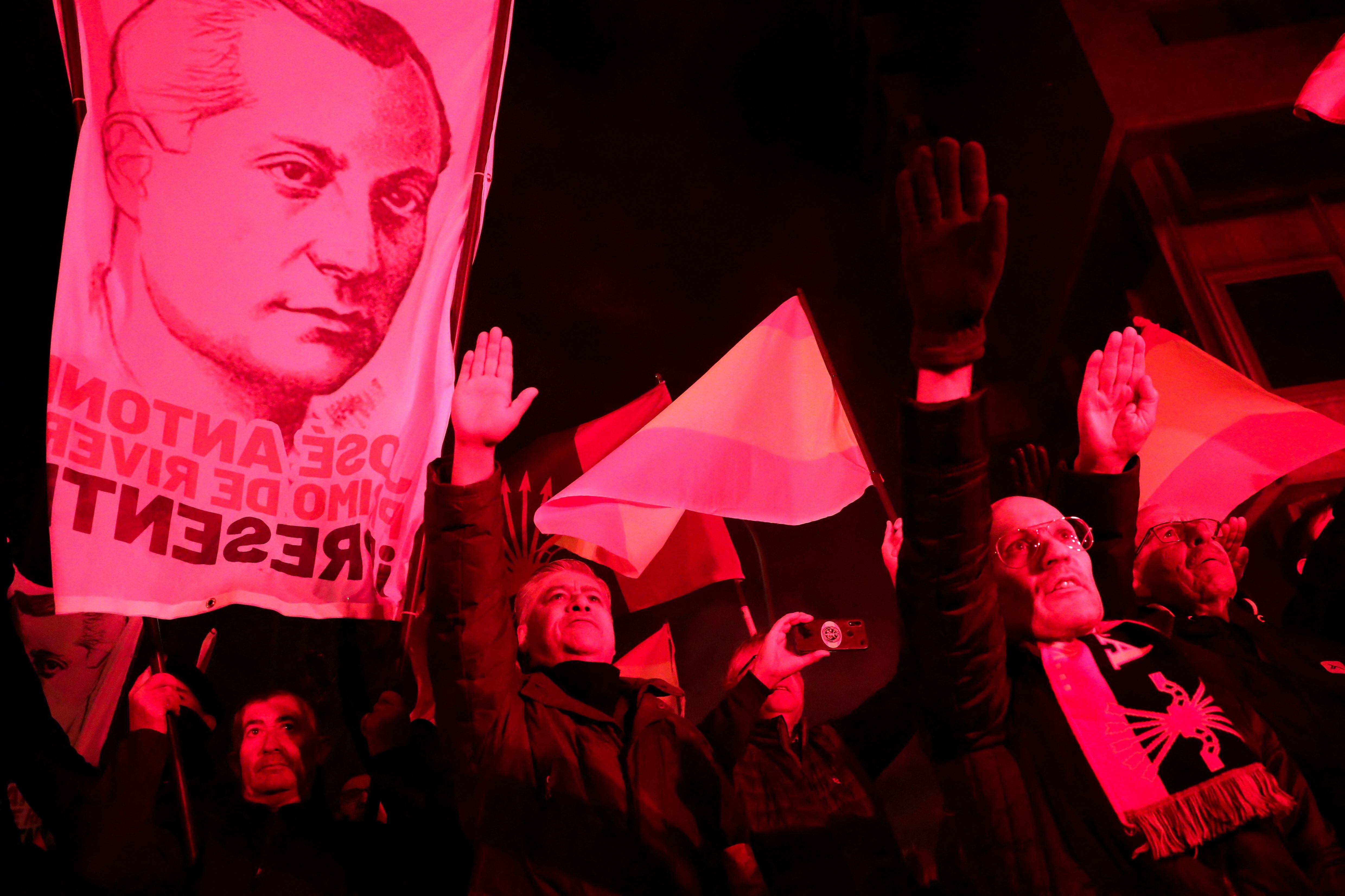 Simpatizantes de extrema derecha realizan el saludo fascista durante una marcha en vísperas del aniversario de la muerte del fundador del grupo de extrema derecha español Falange Española, José Antonio Primo de Rivera, en Madrid, en 2022 (REUTERS /Violeta Santos Moura) 