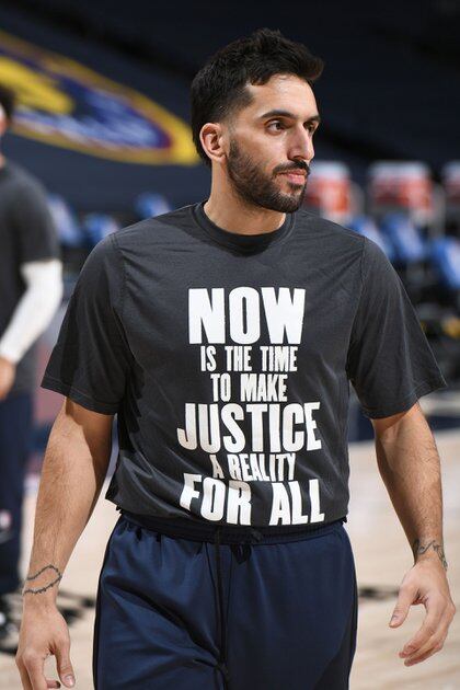 Facundo Campazzo estrenó nuevo look en la NBA y lució una remera con un fragmento del discurso de Martin Luther King como todos los jugadores (Foto: AFP)