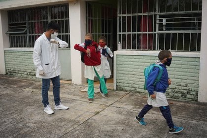 Niños asisten a una escuela en Uruguay durante la pandemia (REUTERS/Mariana Greif)  