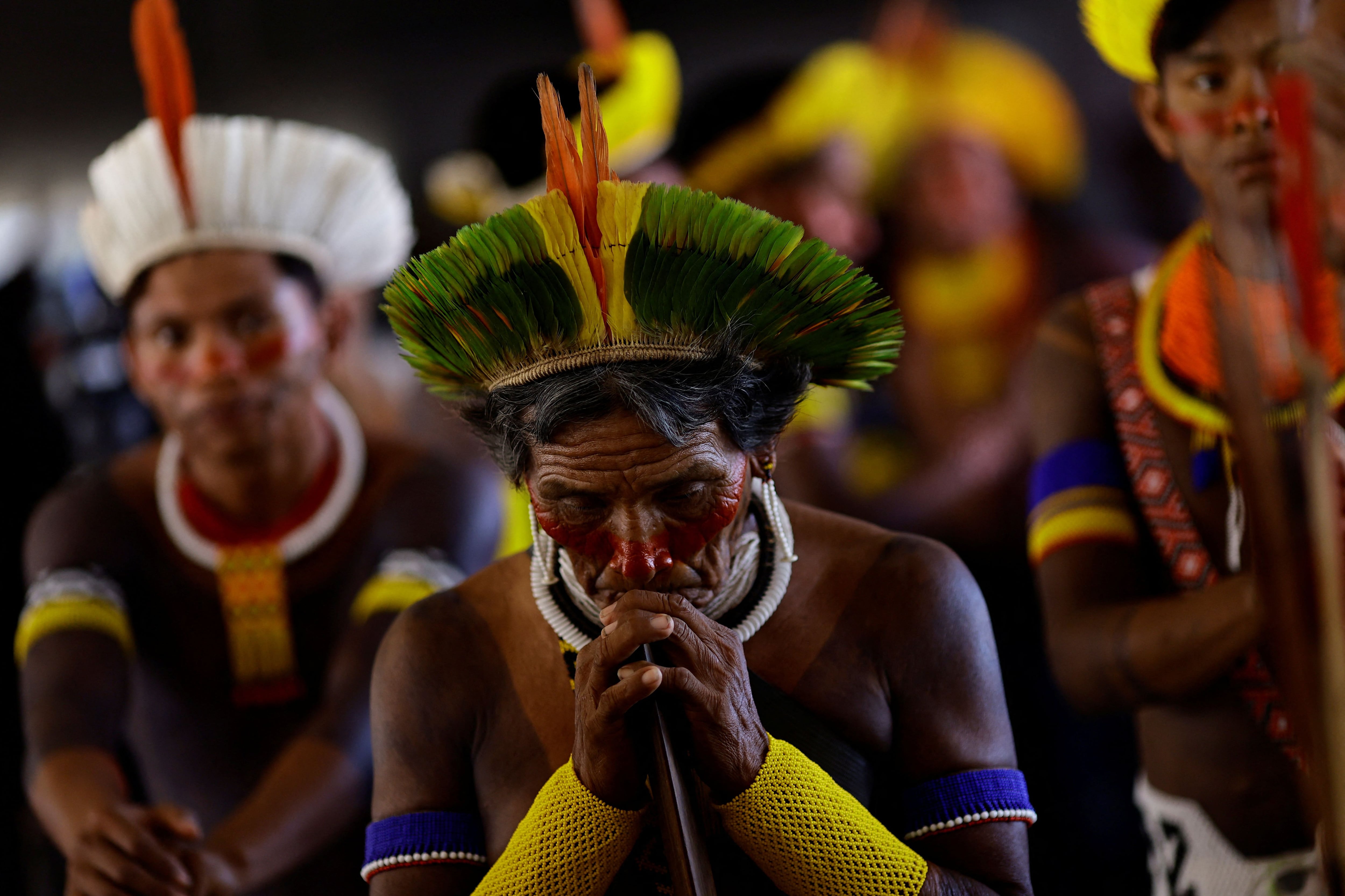 Indígenas Kayapo brasileños, participan en una protesta en la Explanada de los Ministerios, antes de una sesión para debatir la denominada tesis jurídica del "Marco Temporal" en Brasilia (REUTERS/Ueslei Marcelino)