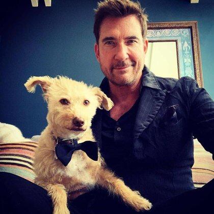 Dylan McDermott compartió que esta esperando la entrega de los Emmy junto a su perro. Lució un look de traje a rayas en azul oscuro. Su perro lo acompañó con un moño 