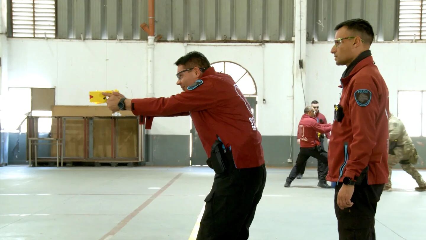 Un Instructor De Taser Explica Cómo Prepara A La Policía Y El Efecto