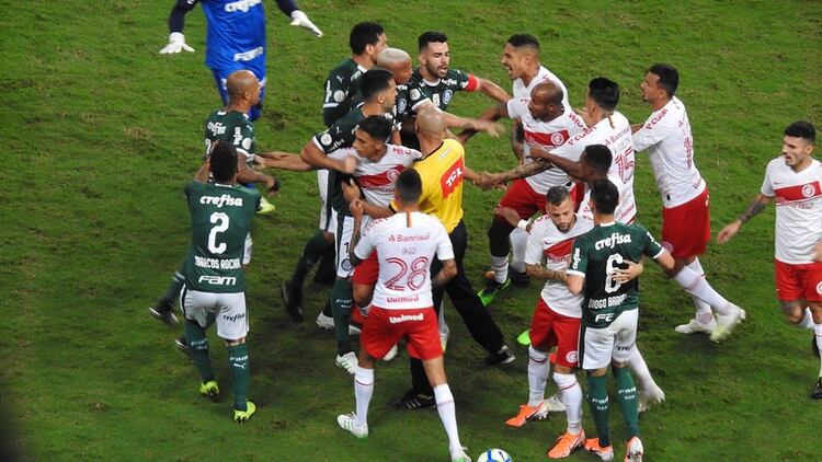 Paolo Guerrero y Felipe Melo protagonizaron la gresca entre Inter de Porto Alegre y Palmeiras