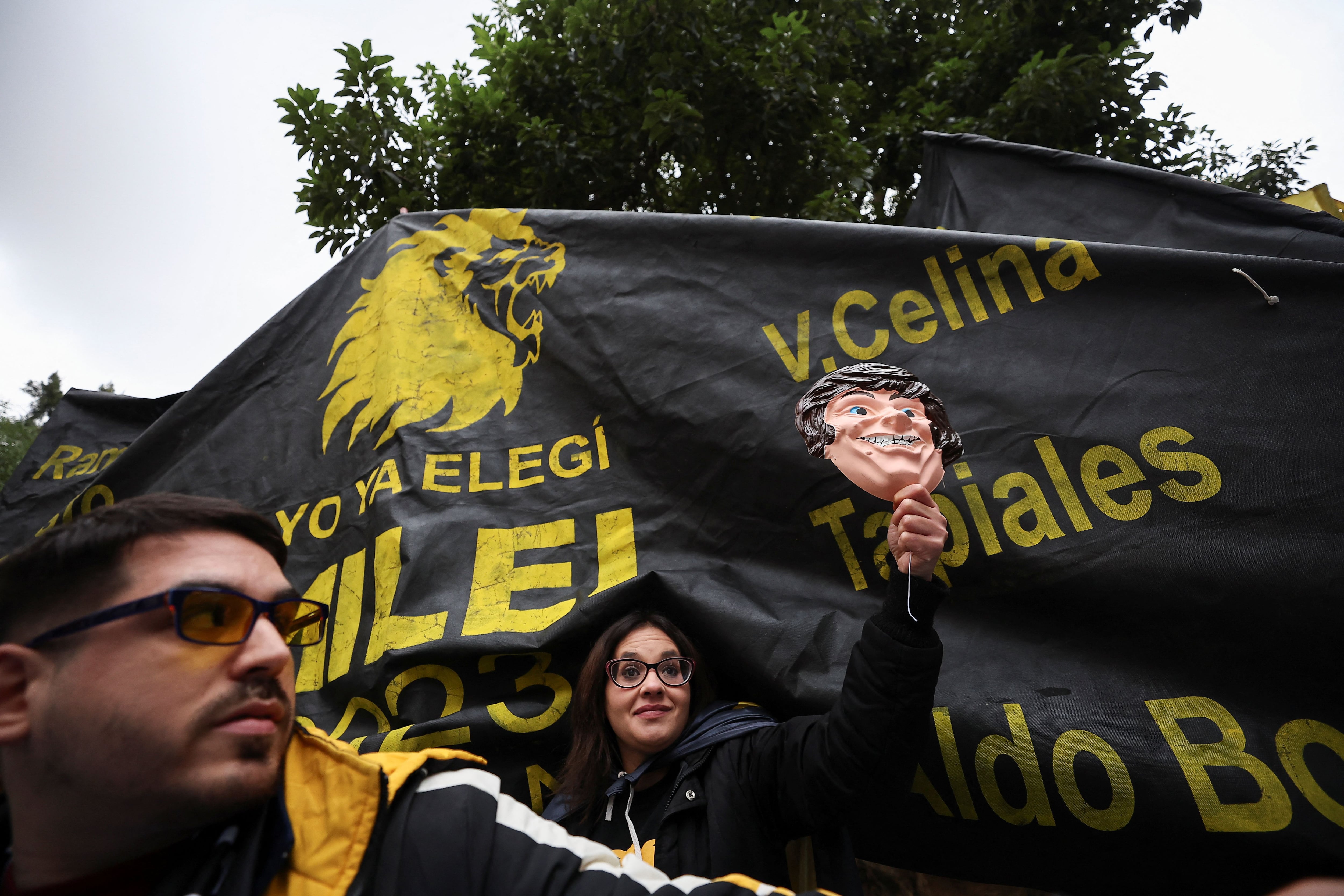 La gente que se acercó al Luna Park para ver al Presidente de la Nación. REUTERS/Agustin Marcarian