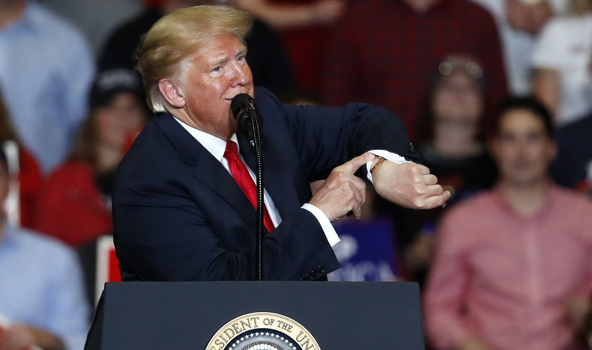 Donald Trump no ve la hora de volver a los actos de campaña. Aunque va a ser muy difícil que pueda acercarse a la gente, dar la mano o besar bebés. (AP Photo/Jeff Roberson)