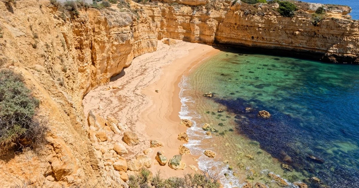 Esta é a praia de Portugal considerada “uma das mais secretas da Europa”: um paraíso rodeado de falésias.