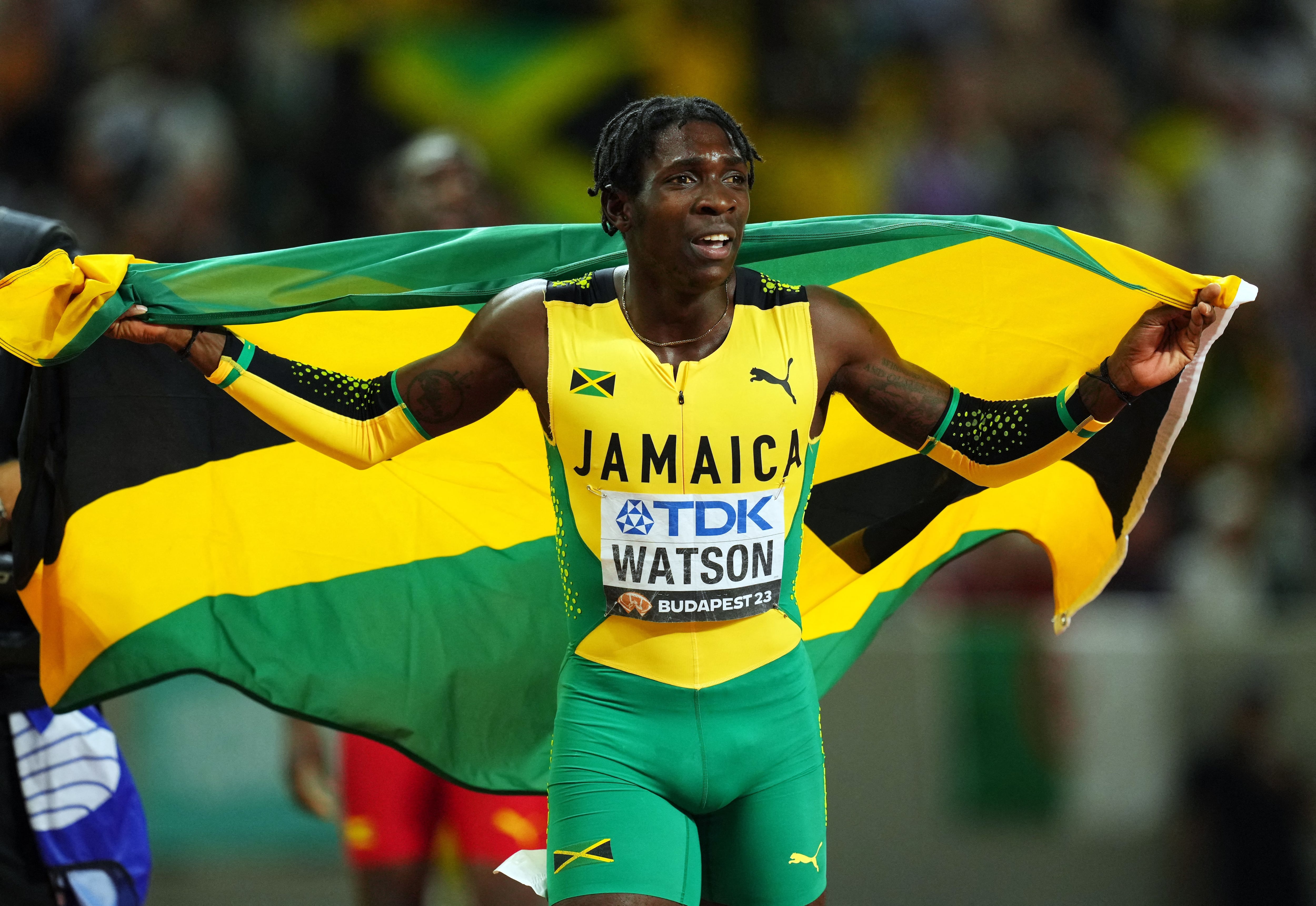 Antonio Watson, medallista de oro de Jamaica, celebra después de ganar la final final masculina 400m en el Campeonato Mundial de Atletismo Budapest, Hungría (REUTERS/Aleksandra Szmigiel) 