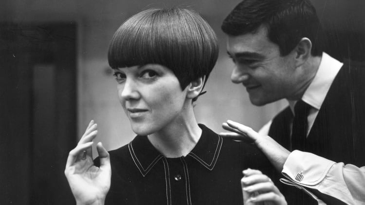 Al recibir un acceso sin precedentes al Archivo de Mary Quant, así como a los extensos archivos de moda del V&A, que incluyen la mayor colección pública de prendas de Quant en el mundo, la muestra reunirá más de 120 prendas, así como accesorios, cosméticos, bocetos y fotografías, la mayoría de las cuales nunca se han exhibido antes. (Ronald Dumont, 1964 Ronald DumontStringerGetty Images)