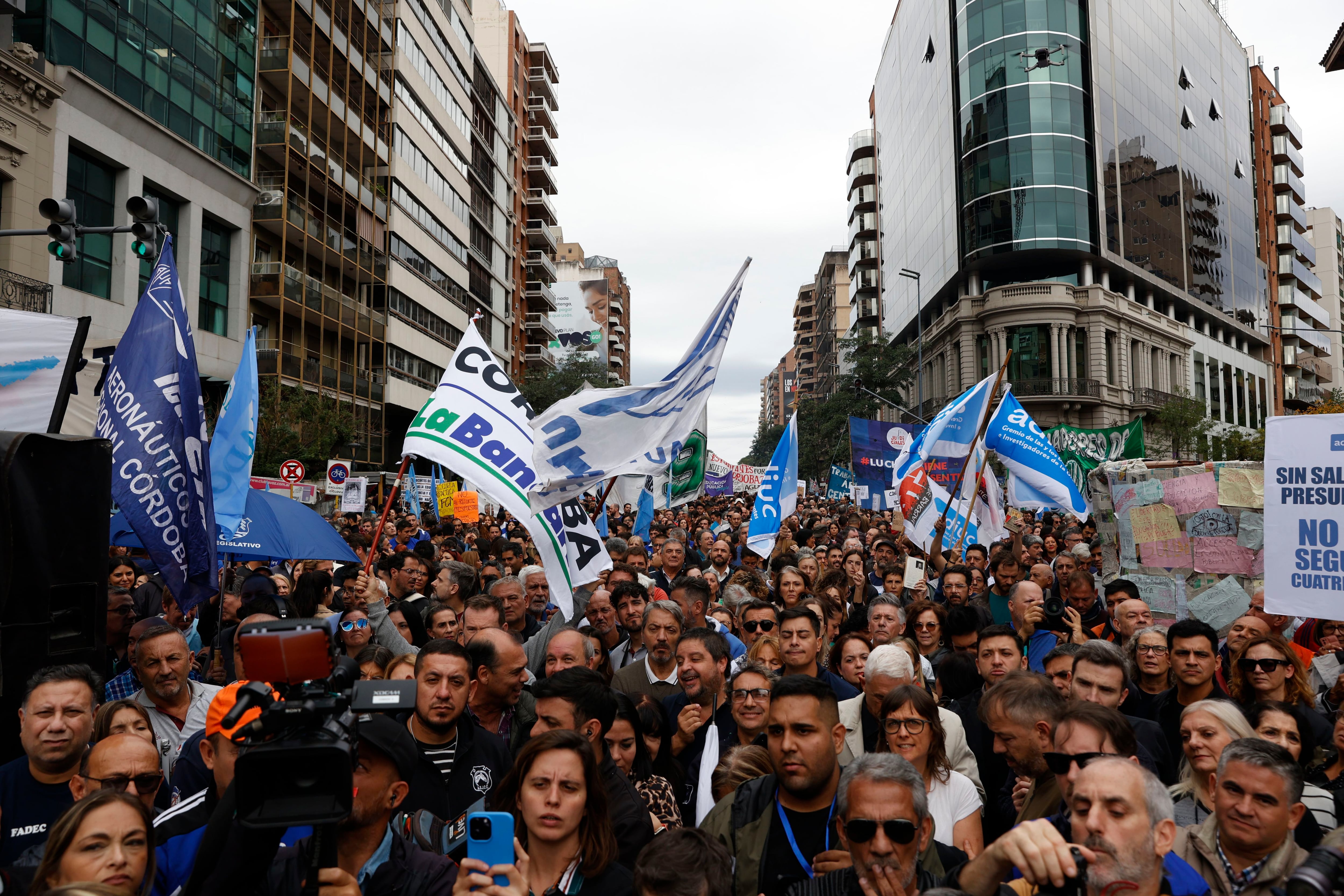 Fotos y videos: cómo se vivió la marcha en defensa de la educación en las  ciudades más importantes del país - Infobae