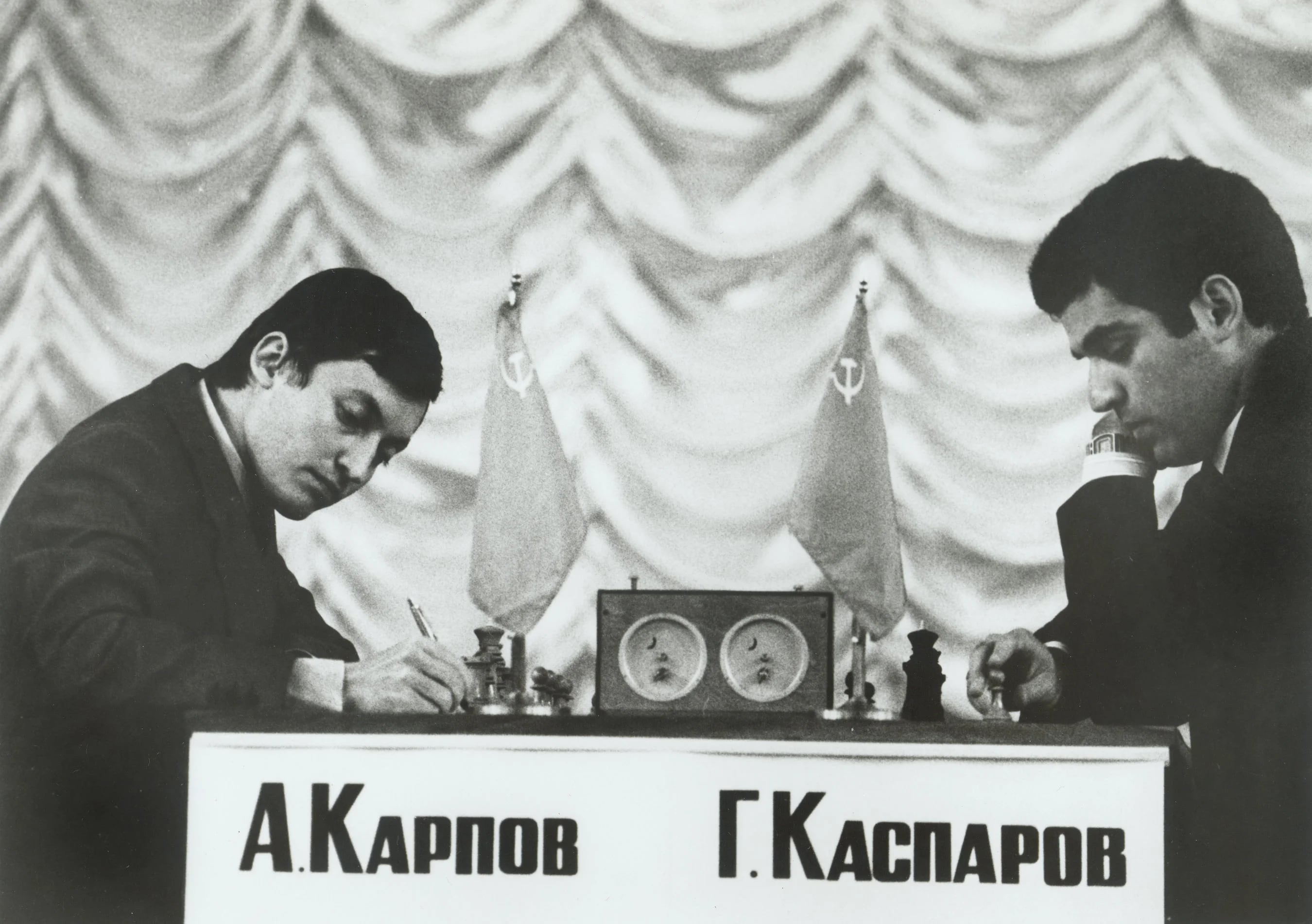 Duelo de ideologias: Há 37 anos Garry Kasparov derrotava Anatoli