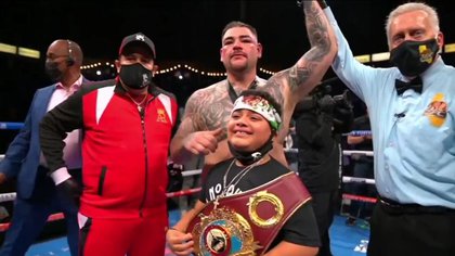 Eddy Reynoso y el hijo de Andy Ruiz lo acompañaron en el ring tras la confirmación de su victoria (Foto: Twitter@charrosbeisbol)