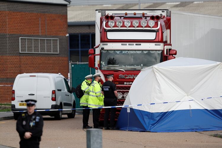 Agentes de policía alrededor del camión en el que fueron hallados los cuerpos (Reuters/ Peter Nicholls)