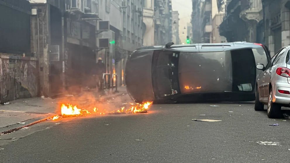 Violencia frente al Congreso: bombas molotov, dos autos incendiados, enfrentamientos y 15 detenidos