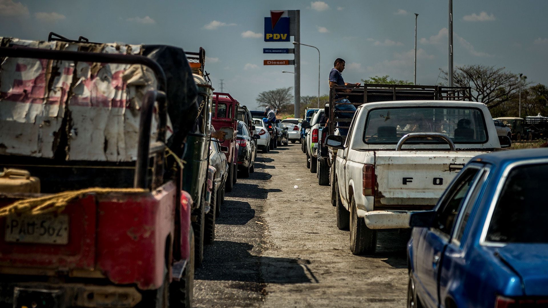 Resultado de imagen para El servicio de ambulancias se ha convertido en una nueva víctima de la crisis política y económica de Venezuela, debido a los problemas para abastecerse de combustible y dirigirse a atender emergencias mientras la escasez de gasolina empeora.