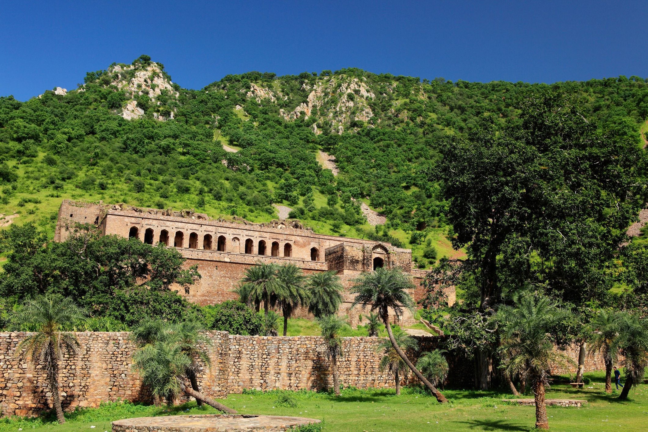 En el Fuerte de Bhangarh hay una leyenda que dice que fue maldecido el lugar por el gurú Balu Nath, que autorizó la edificación de la ciudad bajo una única condición: nada debía proyectar sombra sobre su hogar
(Getty)