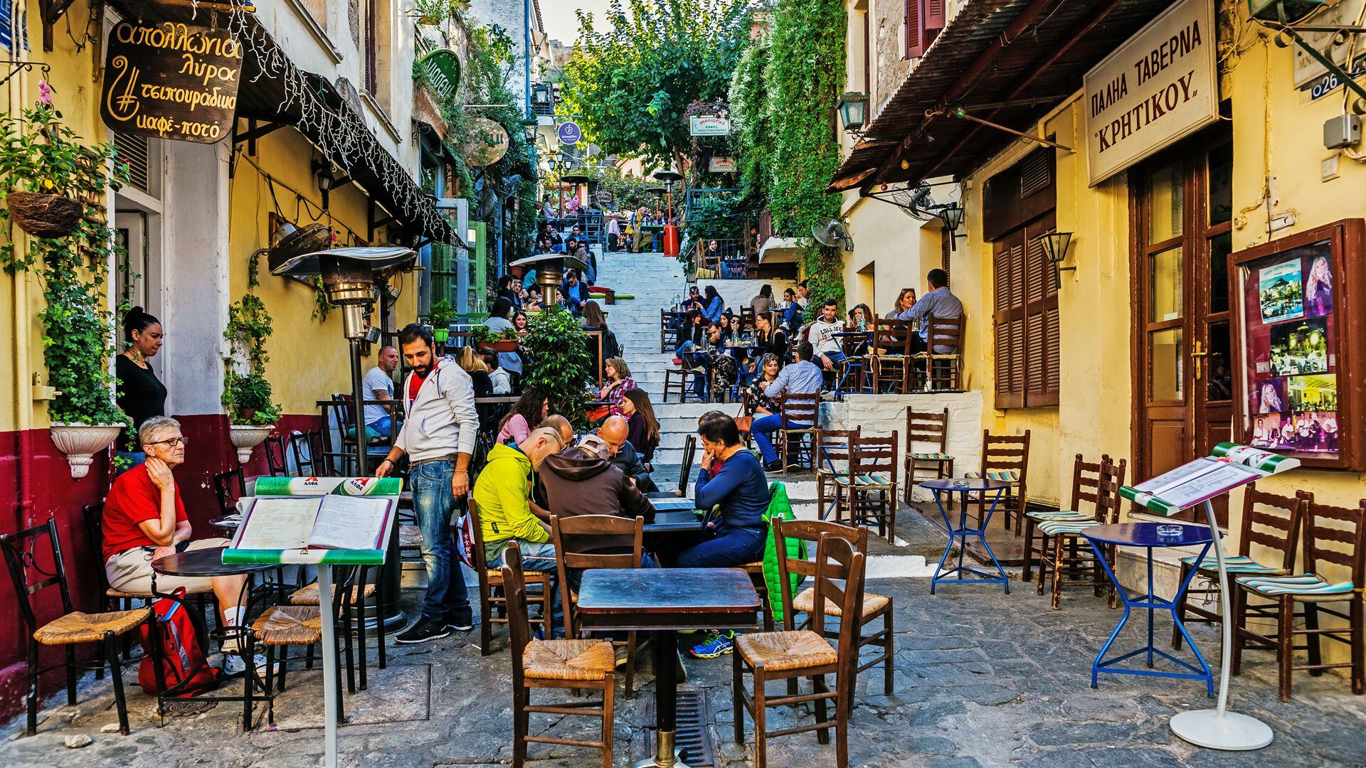 Desde las terrazas de esta calle se puede disfrutar de la gastronomía local y de música en vivo (istock)