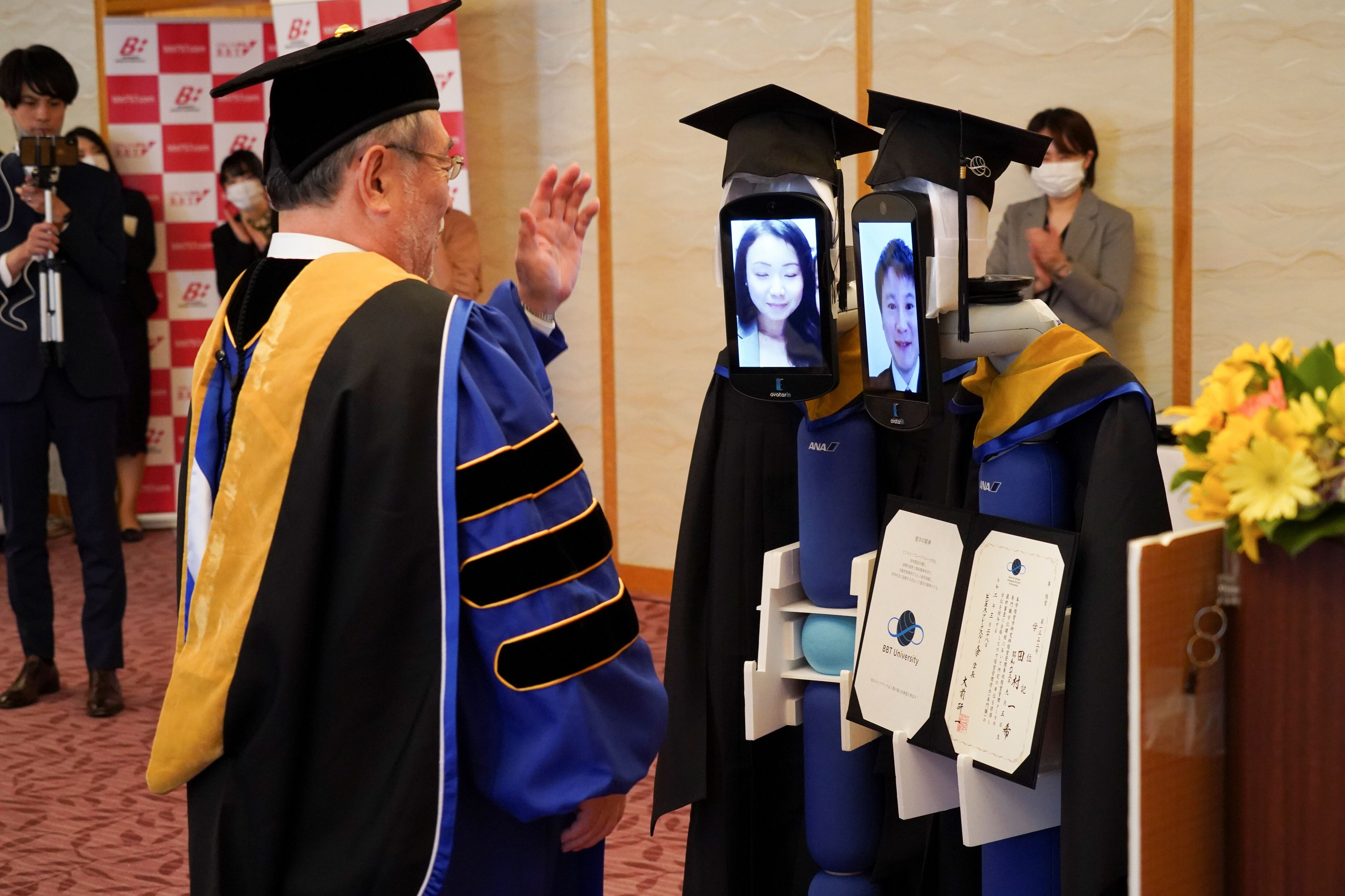 Gala de graduación en la BBT University de Tokio en el año 2020 (Reuters)