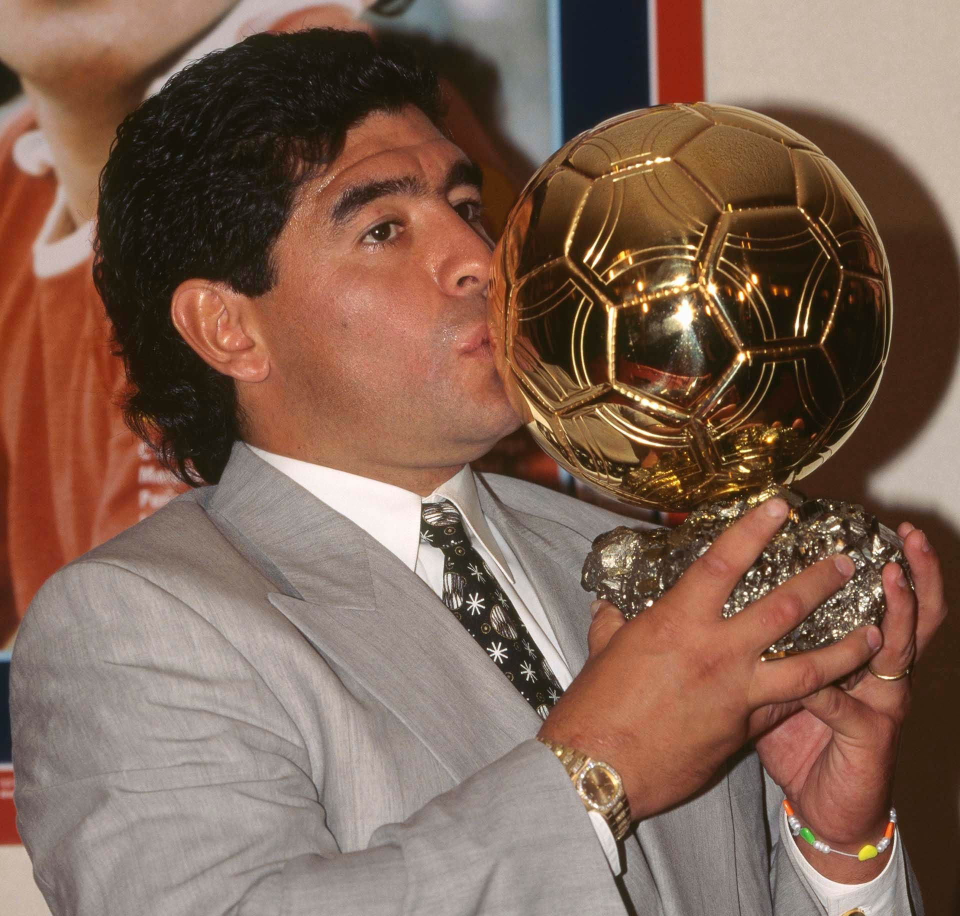 Diego Maradona con el Balon de Oro 1995