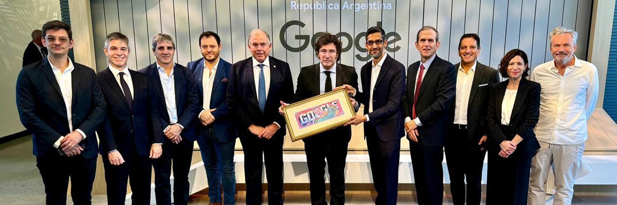Javier Milei y su delegación junto a Sundar Pichai, CEO de Google