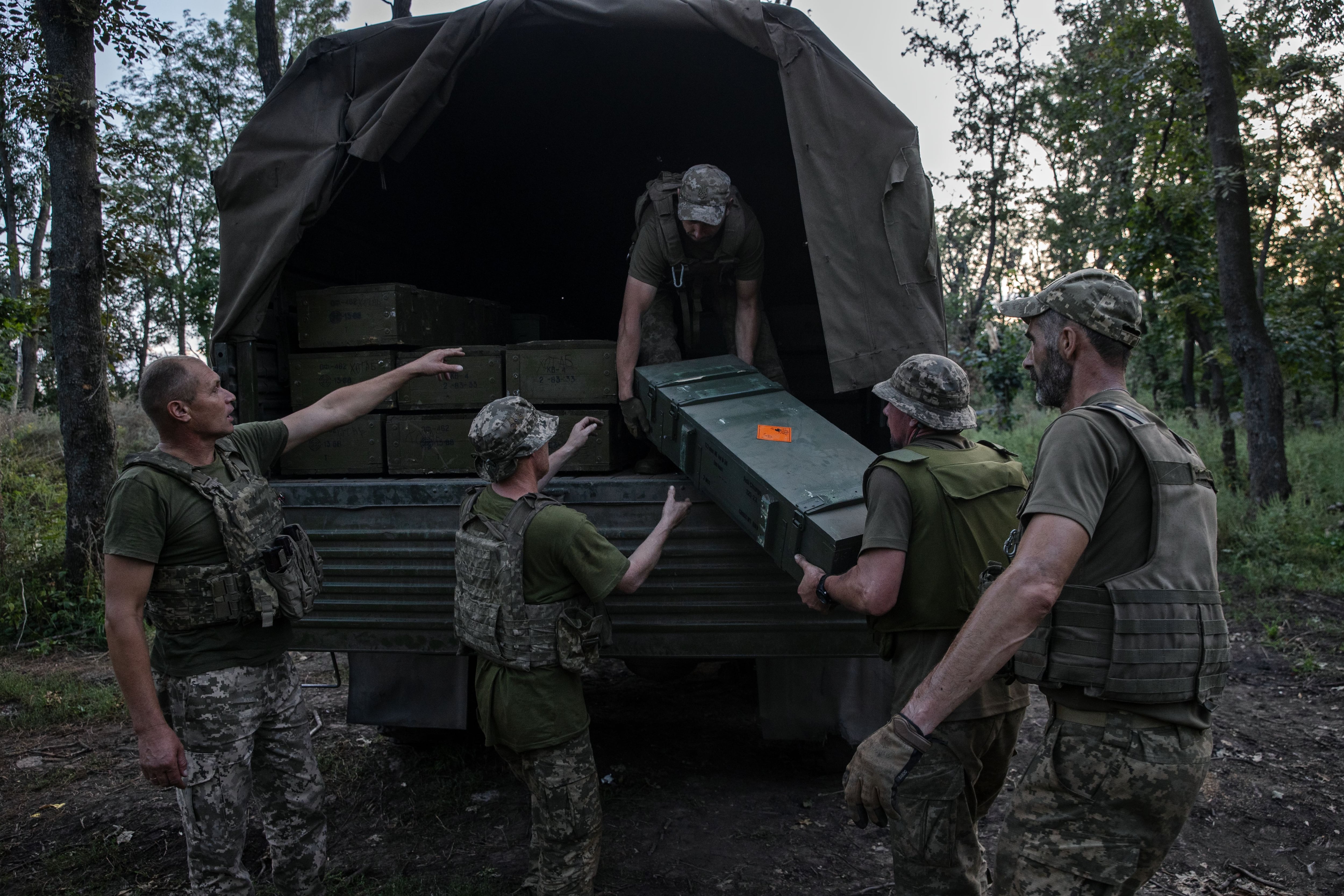 Soldados de la 22 Brigada Mecanizada descargan municiones de la parte trasera de un camión, en la región ucraniana del Donbás (Tyler Hicks/The New York Times)