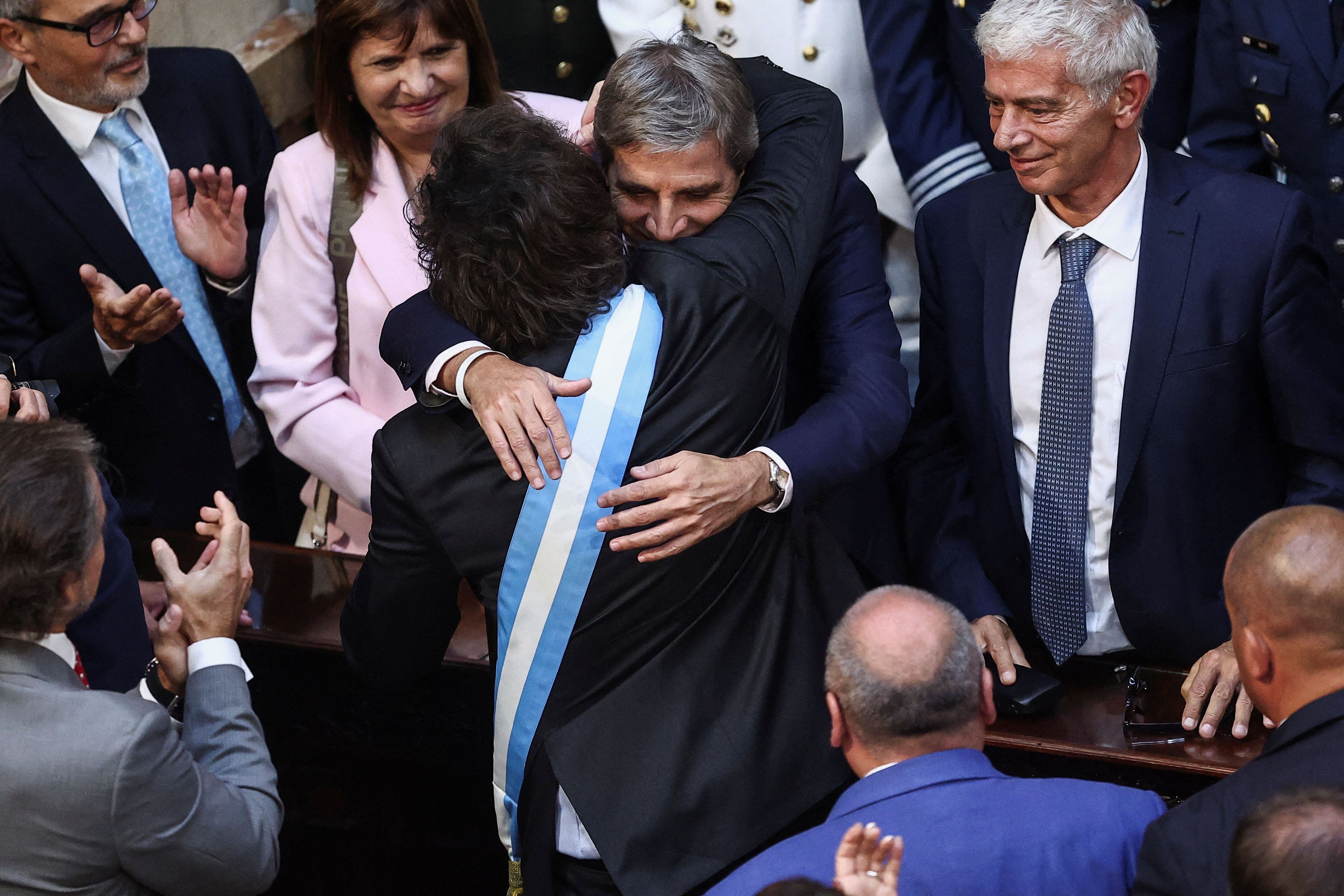 El presidente Javier Milei abraza a al ministro de Economía, Luis Caputo, el viernes pasado en la Asamblea Legislativa en el Congreeso (REUTERS/Agustin Marcarian)