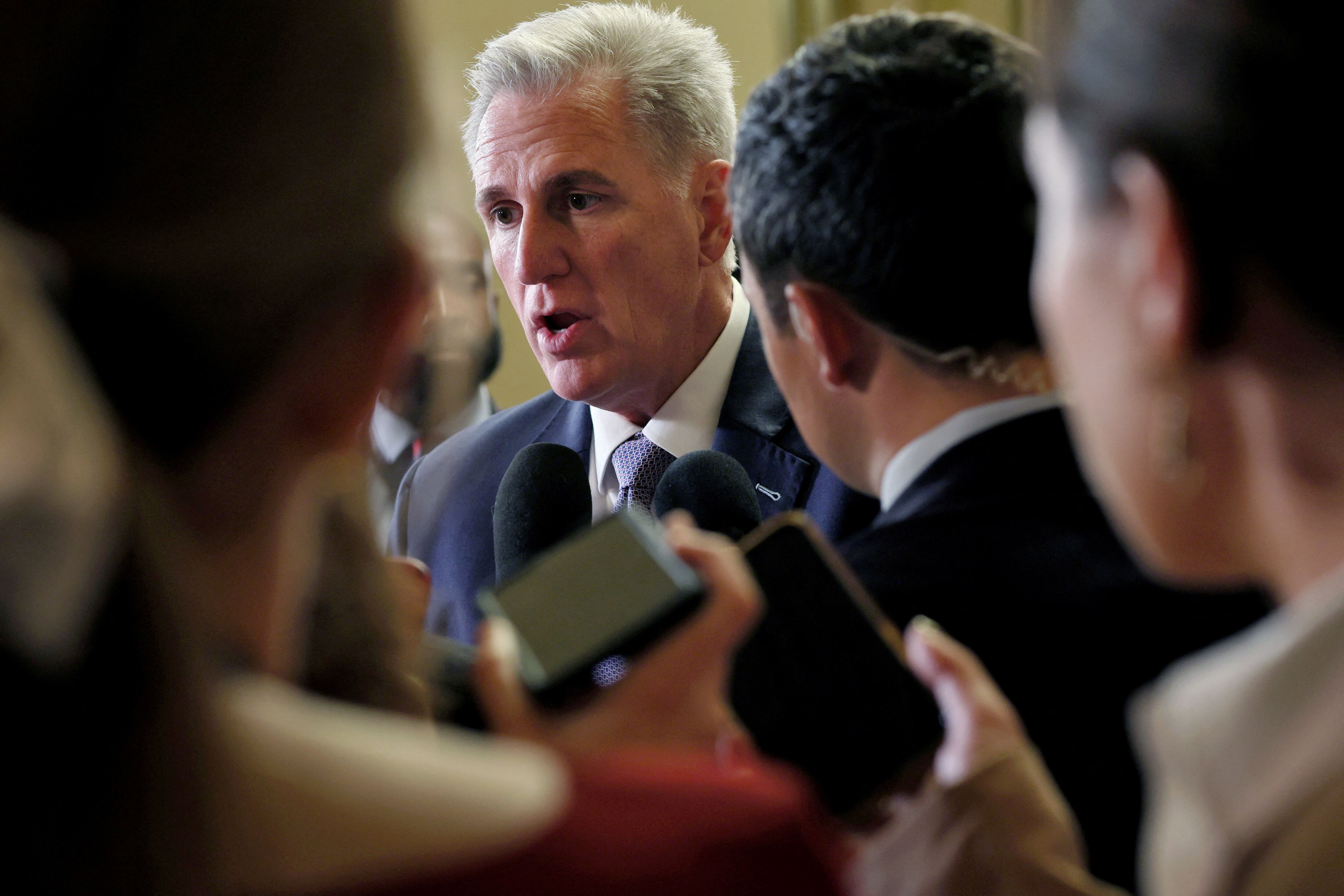 El presidente de la Cámara de Representantes de Estados Unidos, Kevin McCarthy, habla con miembros de los medios de comunicación cuando se acerca la fecha límite para evitar un cierre del gobierno en Capitol Hill en Washington, Estados Unidos, el 26 de septiembre de 2023. REUTERS/Leah Milis