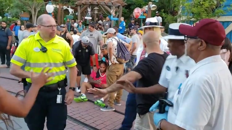 Testigos detuvieron al sujeto que golpeó a las mujeres (Foto: screenshot video)