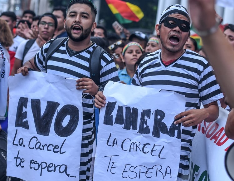 “Evo la cárcel te espera”, dice el cartel de estos manifestantes (REUTERS/Rodrigo Urzagasti)