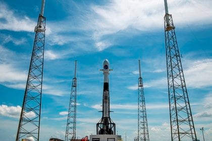 El cohete Falcon 9 antes de su despegue para transportar el satélite de observación argentino SAOCOM 1B, en el Complejo Espacial de Lanzamiento 40 (SLC-40) de la base aérea de Cabo Cañaveral, Florida (EE.UU.) EFE/SpaceX
