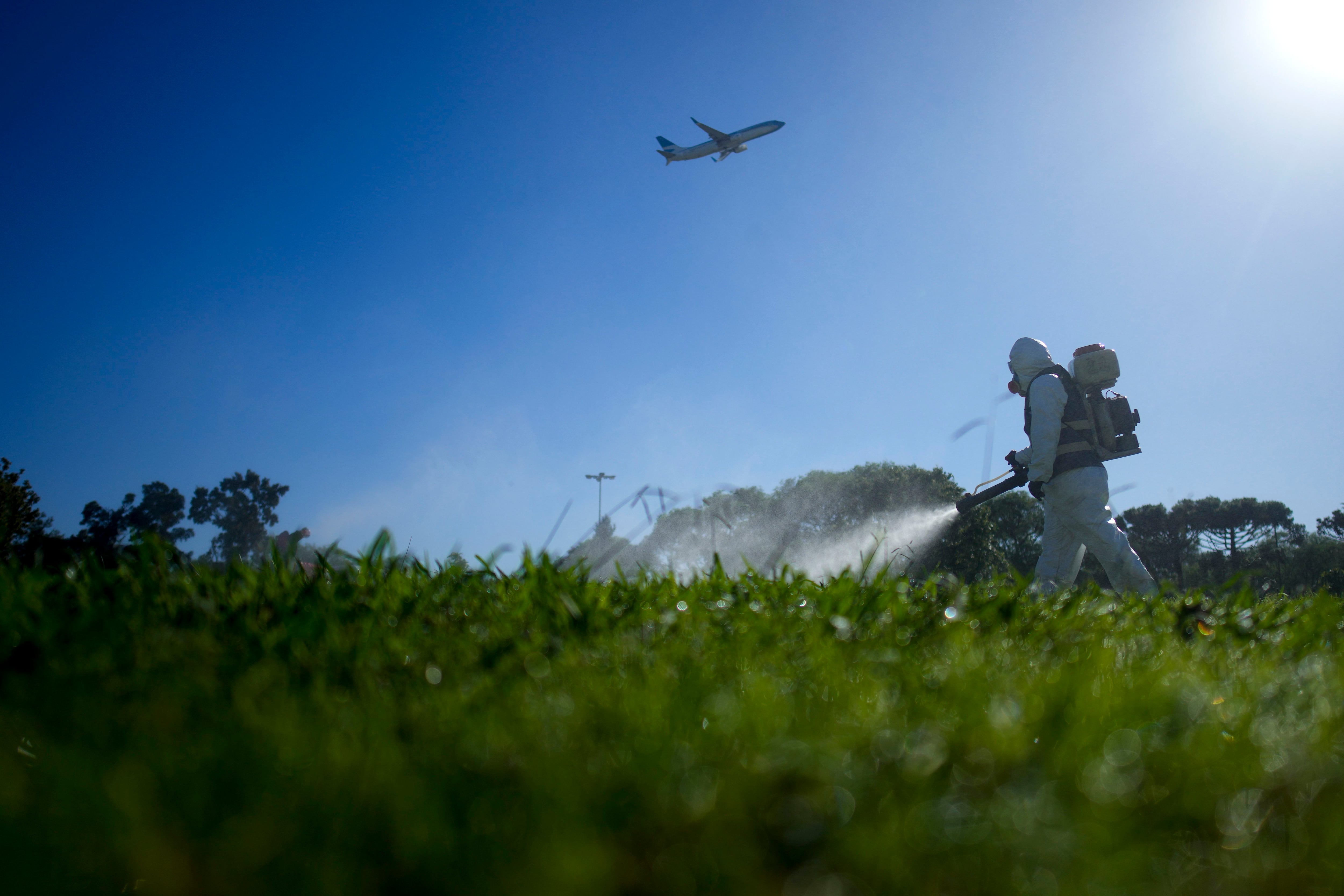 Un operario de salud pública fumiga un espacio dentro de una campaña contra los mosquitos que propagan el dengue, en Buenos Aires (AP Foto/Natacha Pisarenko)