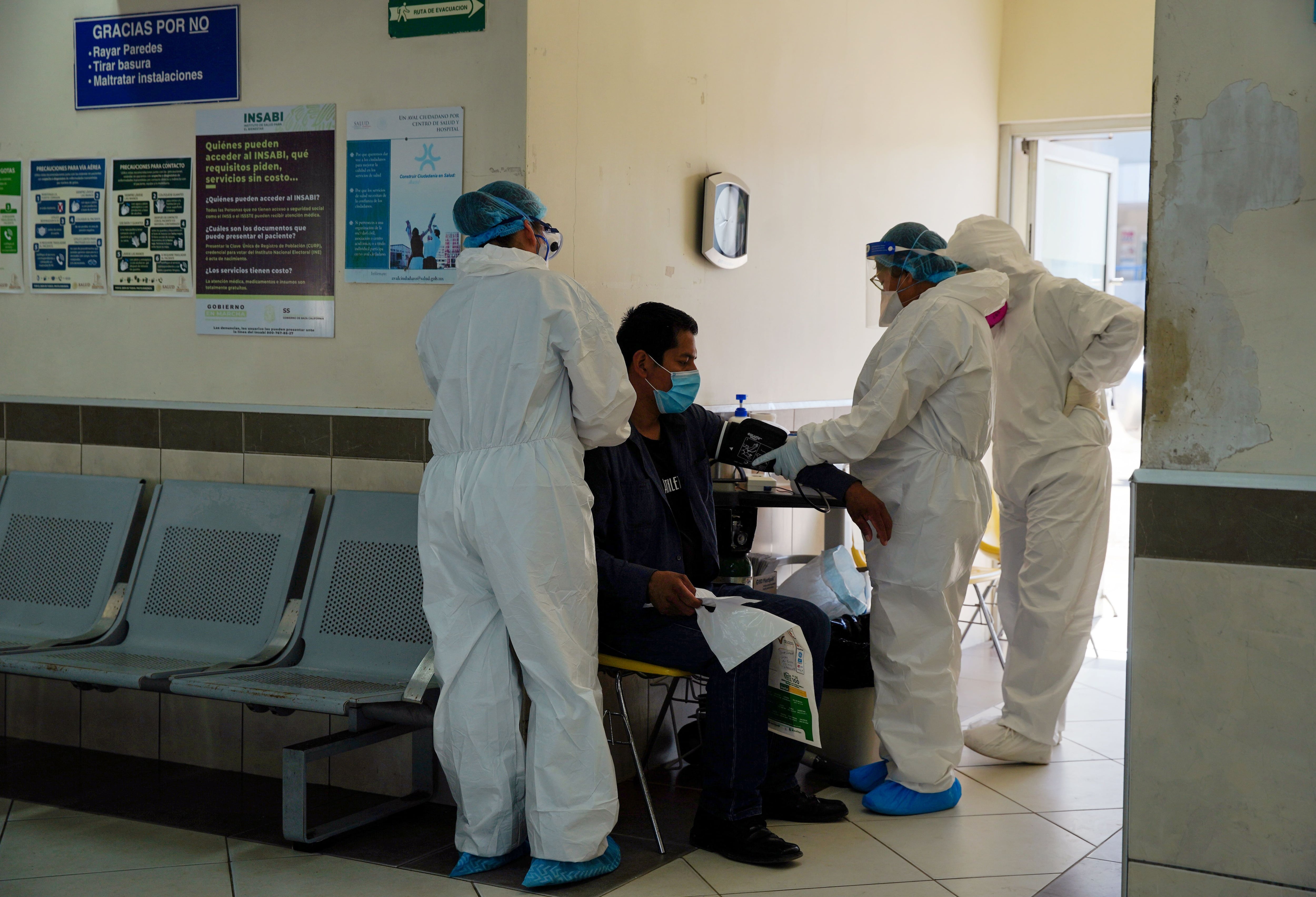 Medical personnel examine a man during the outbreak of the coronavirus disease (COVID-19) in Tijuana, Mexico, April 23, 2020. REUTERS/Ariana Drehsler  NO RESALES. NO ARCHIVES