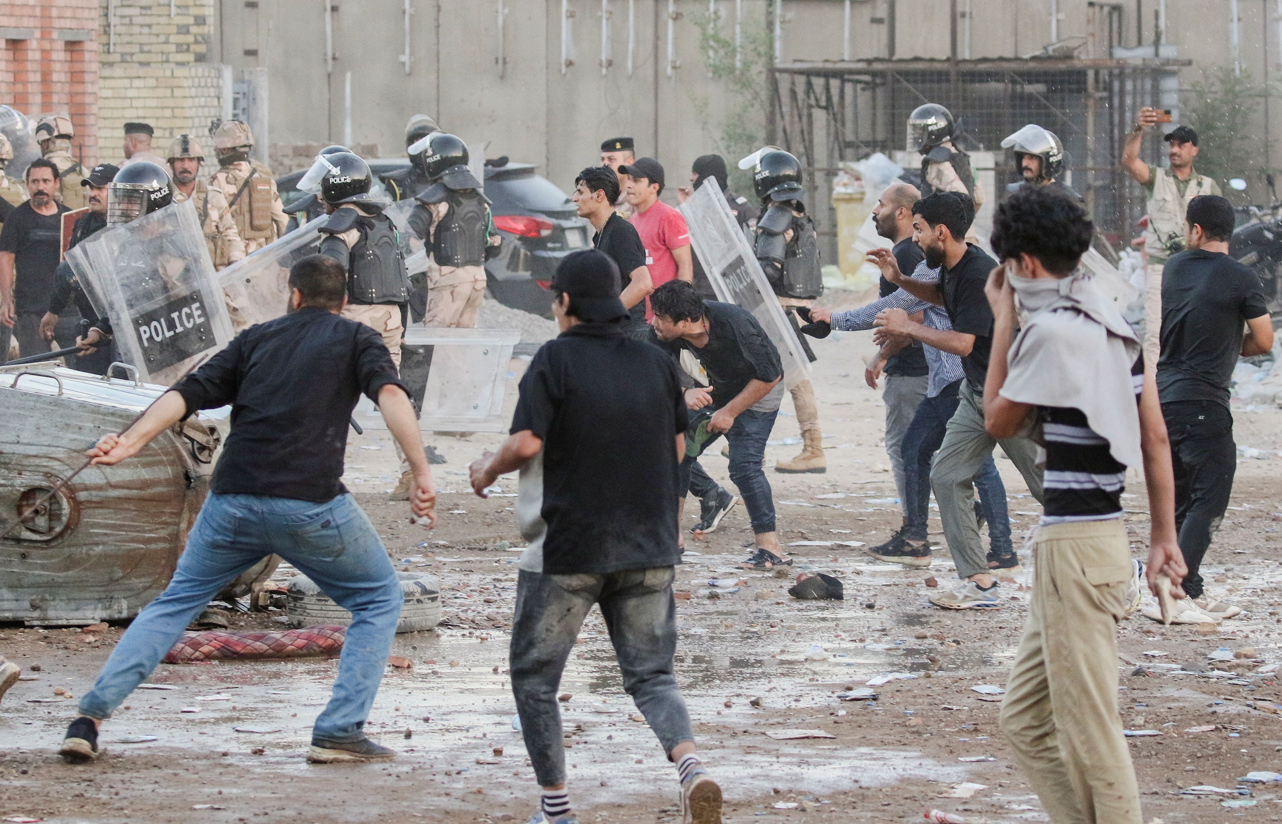 El asalto al recinto diplomático se produce después de que la policía sueca autorizara una protesta para este jueves frente a la embajada iraquí en Estocolmo, donde los organizadores planean quemar una copia del Corán y la bandera iraquí. (REUTERS)