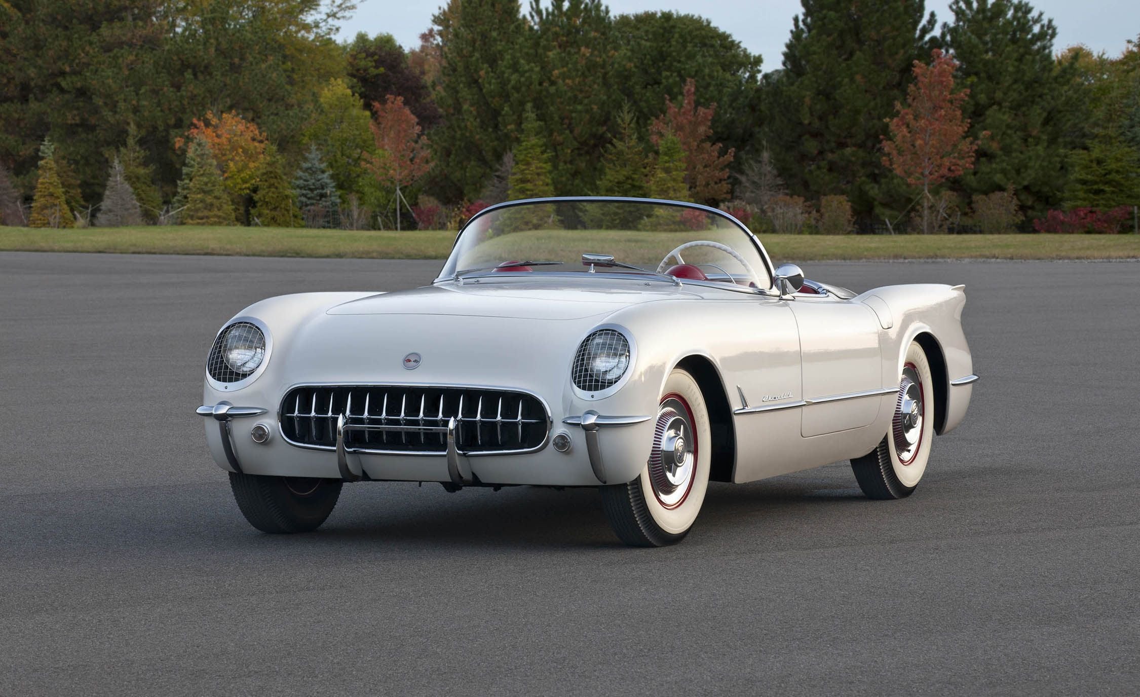 El primer Corvette nació en 1963. Era un concept car pensado para mostrar que Chevrolet podía hacer autos que compitieran con los deportivos europeos