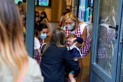 El llanto de uno de los niños al ser separado de la madre en una guardería española en Bilbao: la escena no estaría lejos de otro comienzo escolar, pero las máscaras marcan que es un año diferente (REUTERS / Vincent West)