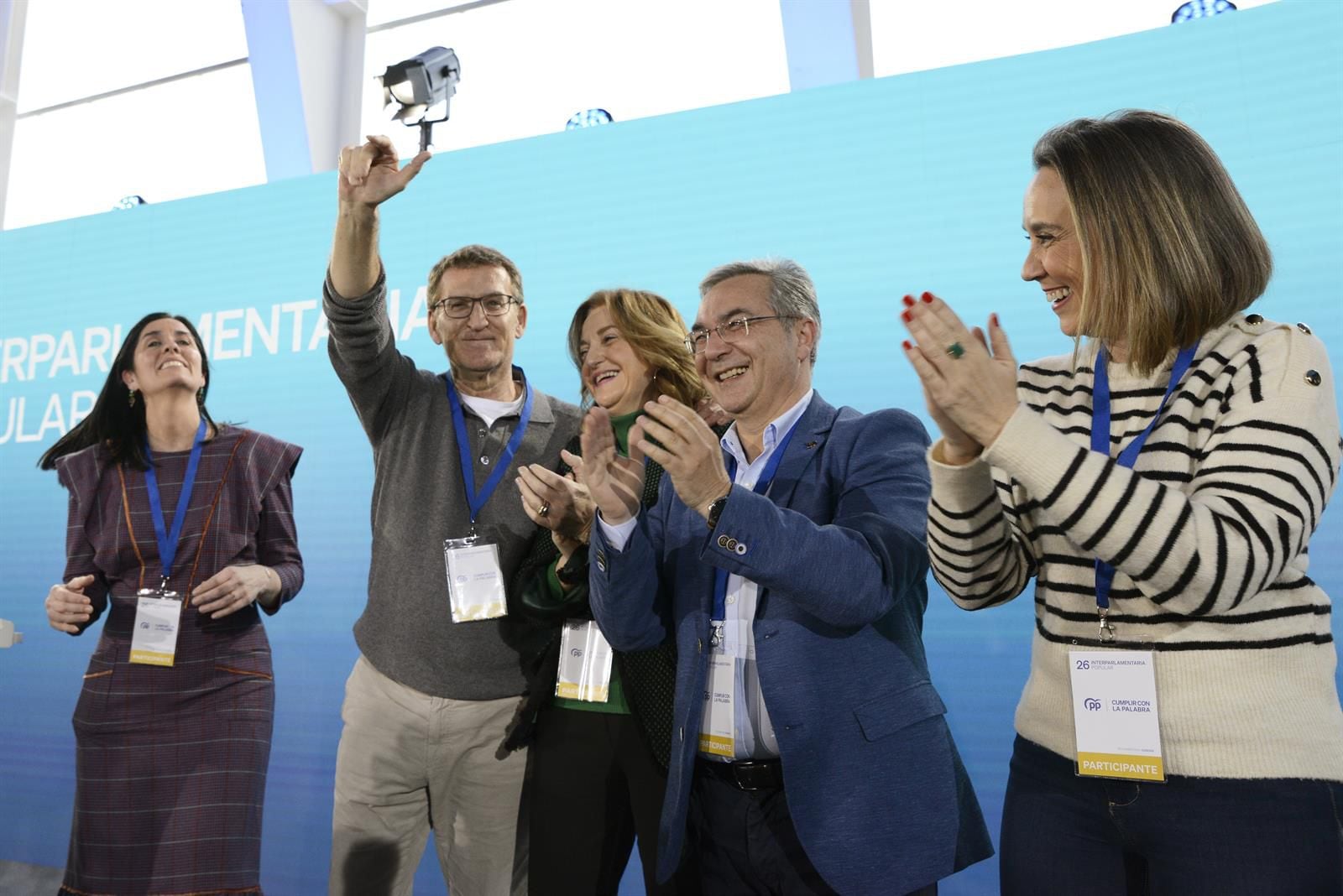 20/01/2024 Varios dirigentes del partido popular saludan durante la XXVI Jornada Interparlamentaria Popular en ExpoOurense, a 20 de enero de 2024, en Ourense, Galicia (España). "Cumplir con la palabra" es el lema de la 26ª Interparlamentaria del Partido Popular que tiene lugar este fin de semana en Ourense y reúne a todos los diputados, senadores y miembros de asambleas y parlamentos autonómicos para rendir cuentas ante toda la sociedad española del trabajo que desarrolla el PP en todas las cámaras. Mañana, domingo 21 de enero, el presidente del PP clausura un encuentro con alcaldes de las capitales de provincia y las ciudades con más de 50.000 habitantes POLITICA Rosa Veiga - Europa Press 