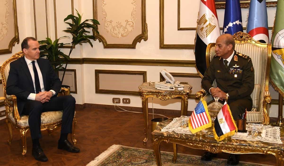 El coordinador del Consejo Nacional de EEUU para Oriente Próximo, Brett McGurk, y el ministro de Defensa egipcio, Mohamed Zaki, mantuvieron una reunión en El Cairo (Europa Press) 