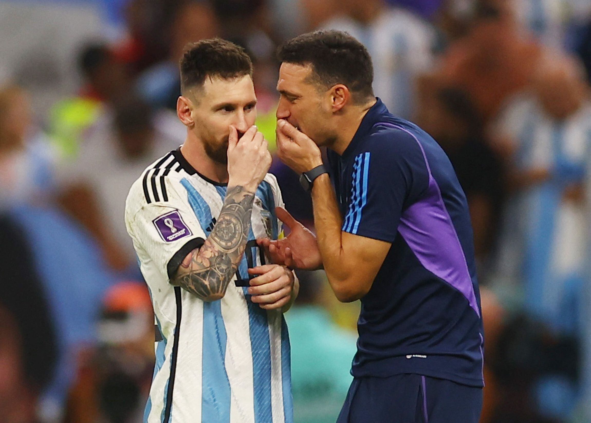 Scaloni y Messi dialogan en el partido de cuartos de final frente a Países Bajos en el Mundial de Qatar 2022 (REUTERS/Kai Pfaffenbach)