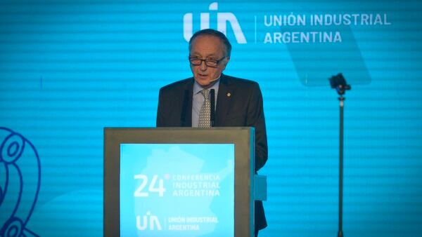 En su introducción a Macri, Acevedo opinó que “el diseño del esquema trasversal de retenciones desincentiva totalmente la agregación de valor y la generación de empleo de calidad”