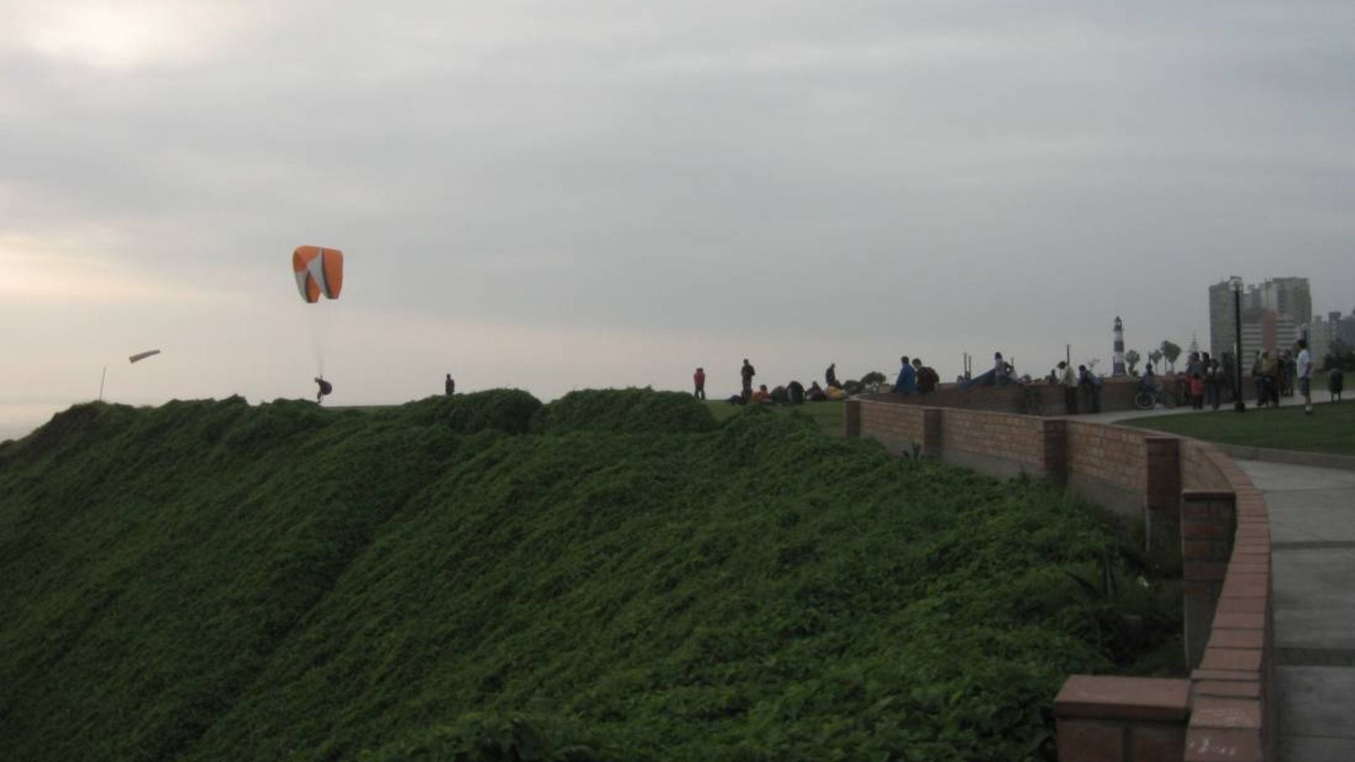 Costa Verde: Mujer cayó desde los más alto del Malecón de la Reserva. (Foto: Andina)