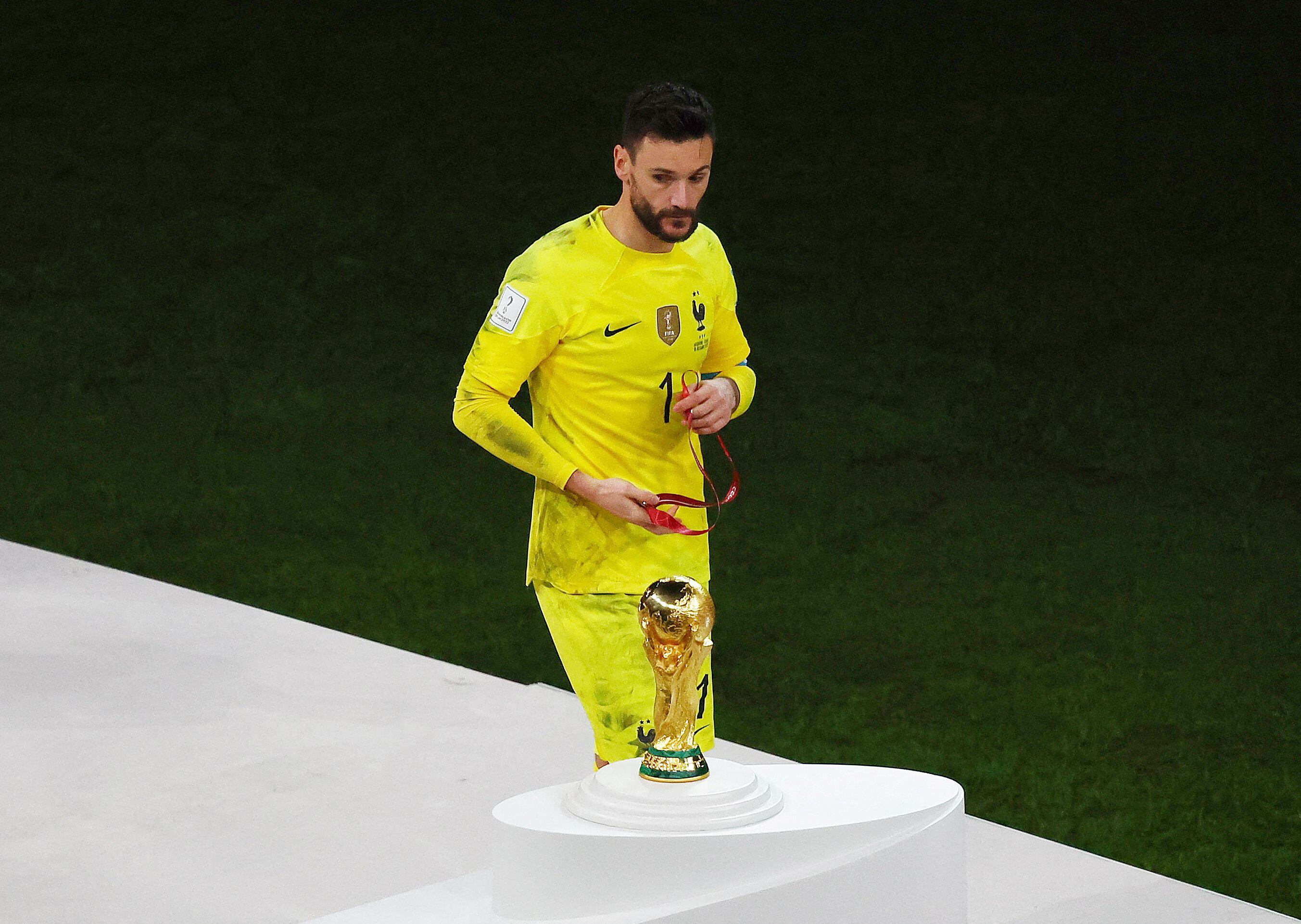 Hugo Lloris pasa delante del trofeo tras perder la final ante Argentina (Foto: Reuters/Paul Childs)