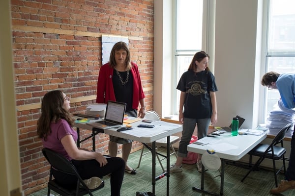 Christine Hallquist, habla con su staff de campaña. (REUTERS/Caleb Kenna)