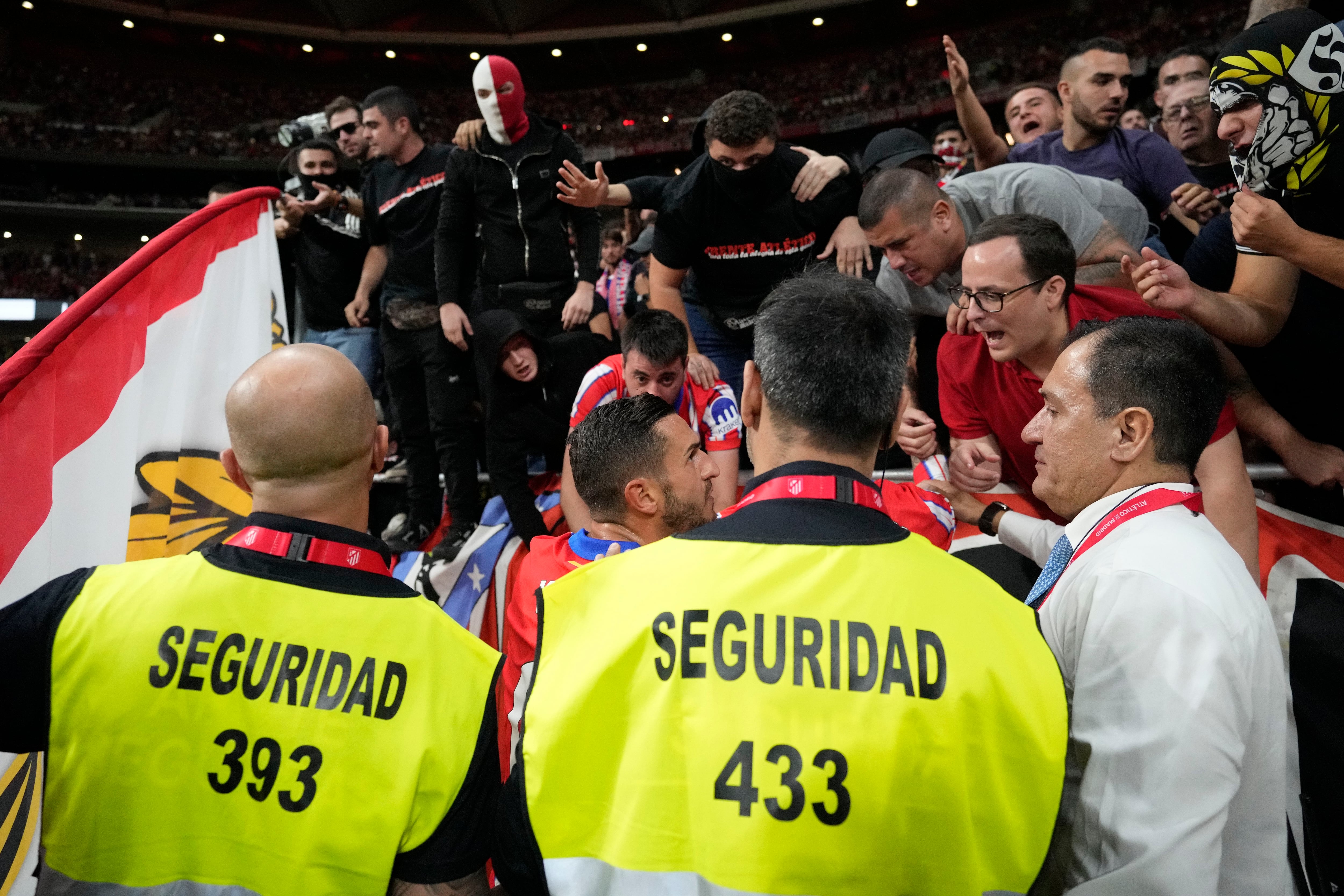 Koke, del Atlético de Madrid, pide calma a los aficionados durante el partido contra el Real Madrid,. (AP Foto/Bernat Armangue)