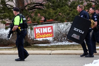 Agentes de la ley barren el estacionamiento en el sitio de un tiroteo en una tienda de comestibles King Soopers en Boulder, Colorado (Reuters)