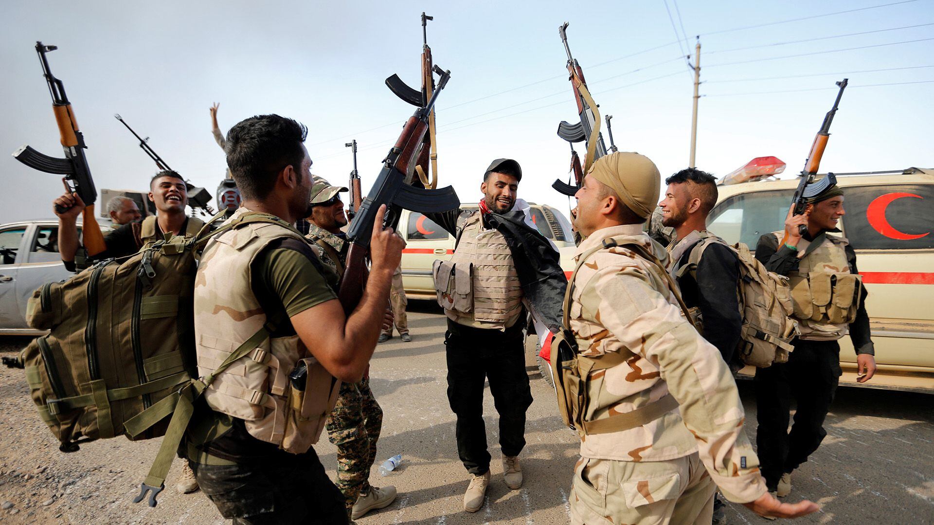 Miembros de las fuerzas militares iraquíes celebran la liberación del pueblo de Khalidiya en el sur de Mosul. Ahora, el ejército israelí utilizará algunas de las mismas tácticas utilizadas allí. REUTERS/Thaier Al-Sudani