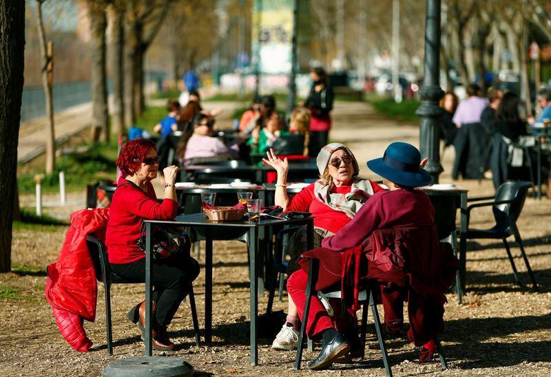 Clientes conversan en la terraza del restaurante Asador Extremeño en Madrid. (REUTERS/Javier Barbancho/archivo)