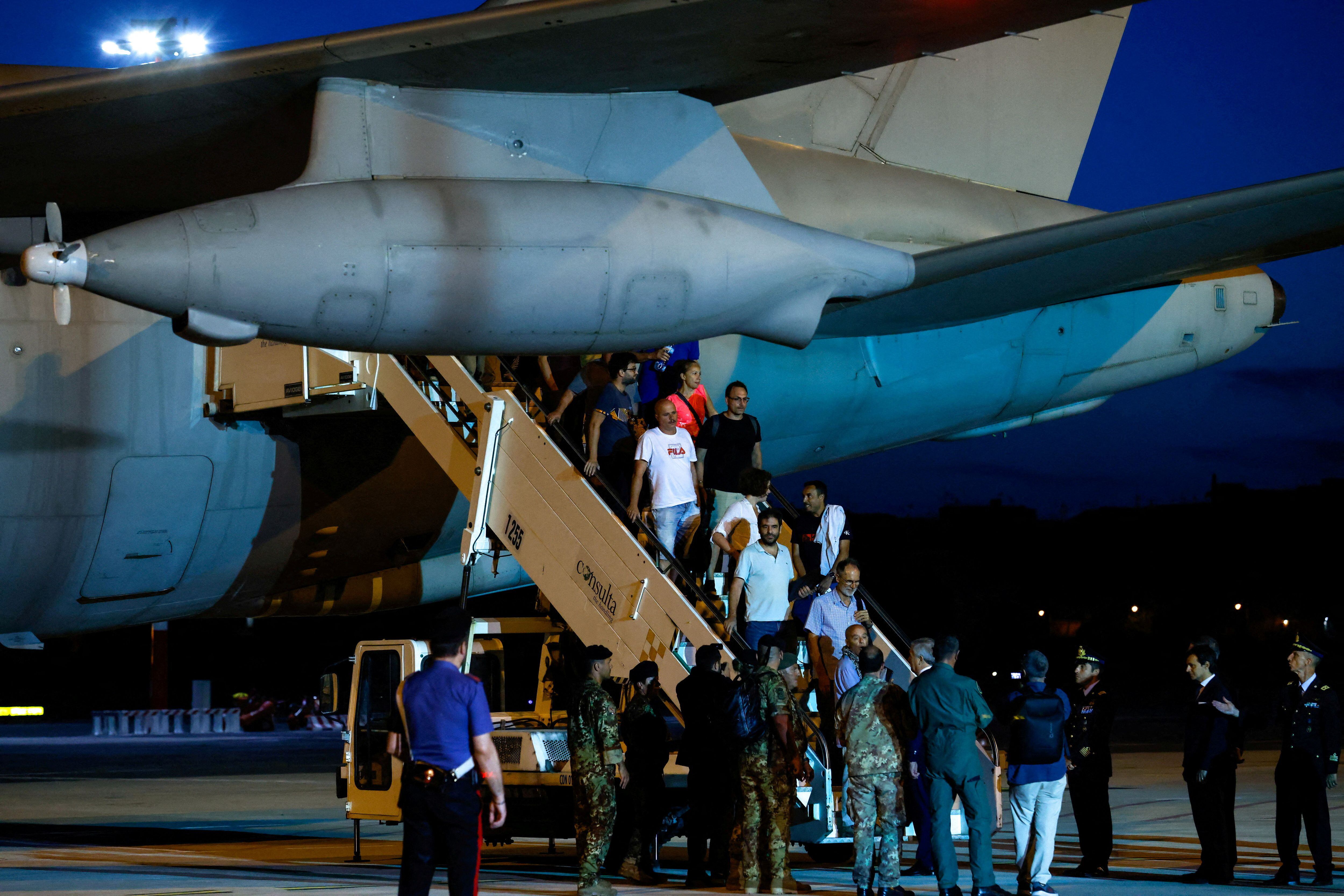 Ciudadanos italianos y otros ciudadanos europeos y estadounidenses llegan al aeropuerto de Roma tras ser evacuados de Niger. (REUTERS/Remo Casilli)
