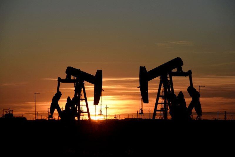 FOTO ARCHIVO: Balancines petroleros operan al atardecer en un campo petrolero en Midland, Texas, Estados Unidos. 22 de agosto, 2018. REUTERS/Nick Oxford/