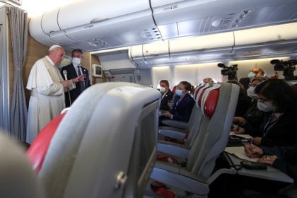 La conferencia de prensa a bordo del avión papal (Reuters)